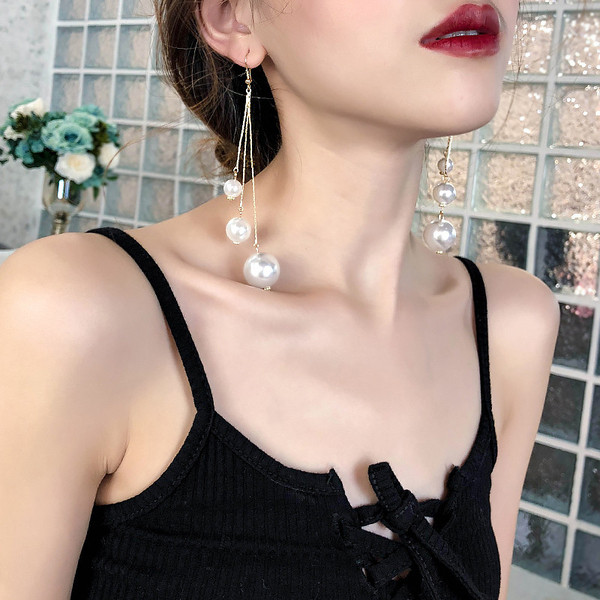 Arany és ezüst hosszú női fülbevaló gyöngyökkel