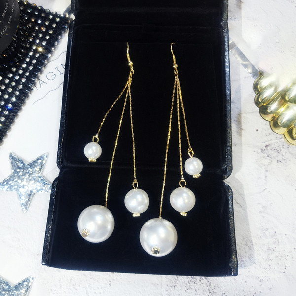 Arany és ezüst hosszú női fülbevaló gyöngyökkel