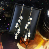 Elegáns női fülbevaló gyöngyökkel, ezüst és arany színben