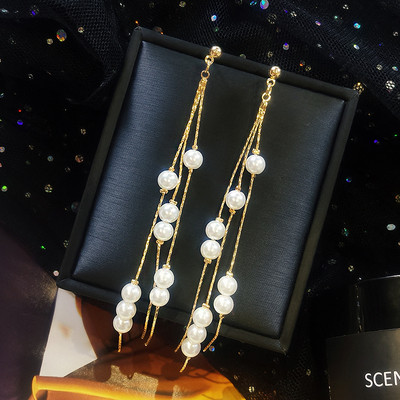 Elegáns női fülbevaló gyöngyökkel, ezüst és arany színben