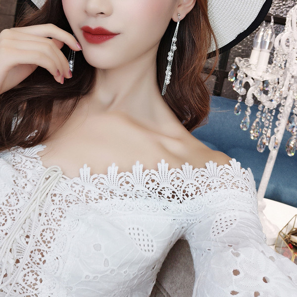 Elegáns női fülbevaló gyöngyökkel, ezüst és arany színben