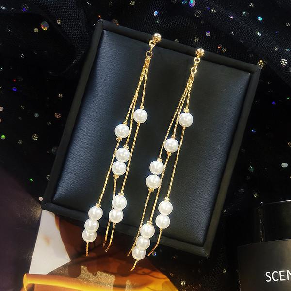 Elegáns női fülbevaló gyöngyökkel, ezüst és arany színben