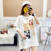 Tricou de dama modern cu aplicatie colorata si motiv rupt