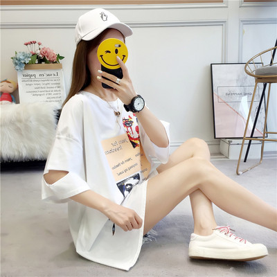 Tricou de dama modern cu aplicatie colorata si motiv rupt