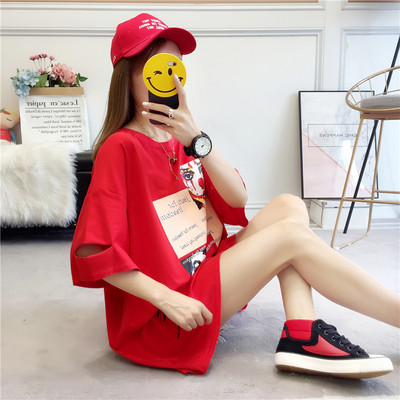 Tricou de dama modern cu aplicatie colorata si motiv rupt