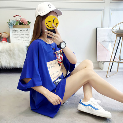 Tricou de dama modern cu aplicatie colorata si motiv rupt