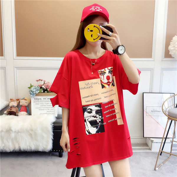 Tricou de dama modern cu aplicatie colorata si motiv rupt