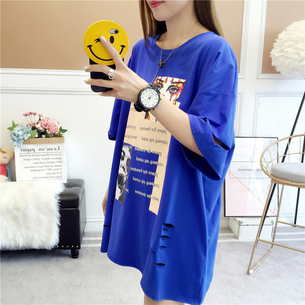 Tricou de dama modern cu aplicatie colorata si motiv rupt