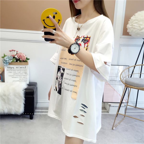 Tricou de dama modern cu aplicatie colorata si motiv rupt