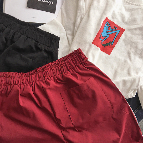 Sport rövidnadrág fekete és piros színben