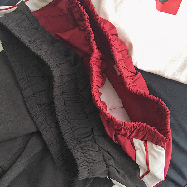 Sport rövidnadrág fekete és piros színben