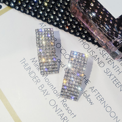 Elegáns női fülbevaló ezüst színben kövekkel