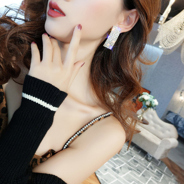 Elegáns női fülbevaló ezüst színben kövekkel