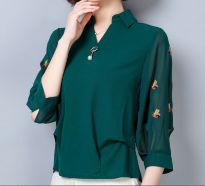 Négy színben hímzéssel ellátott női blúz, hátul gombokkal