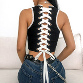 Rövid női felső, fekete felirattal és nyakkendővel