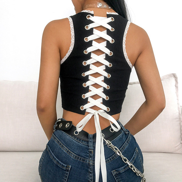 Rövid női felső, fekete felirattal és nyakkendővel