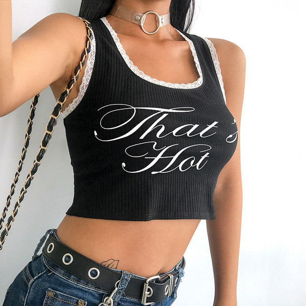 Rövid női felső, fekete felirattal és nyakkendővel