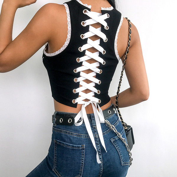 Rövid női felső, fekete felirattal és nyakkendővel