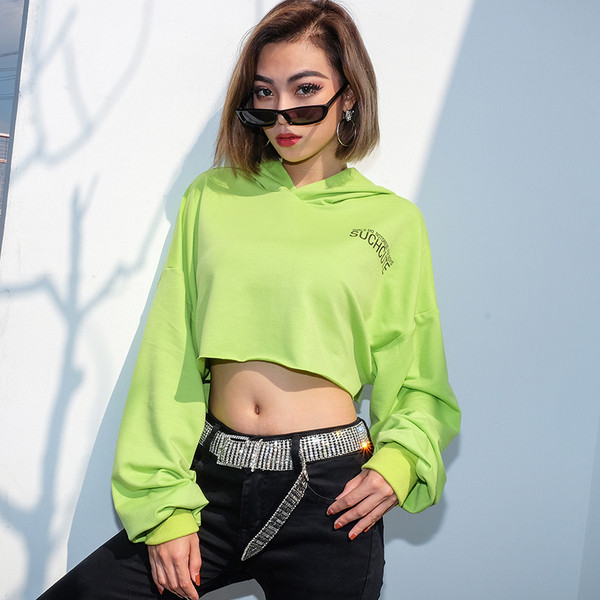 Σύντομο γυναικείο φούτερ σε πράσινο χρώμα