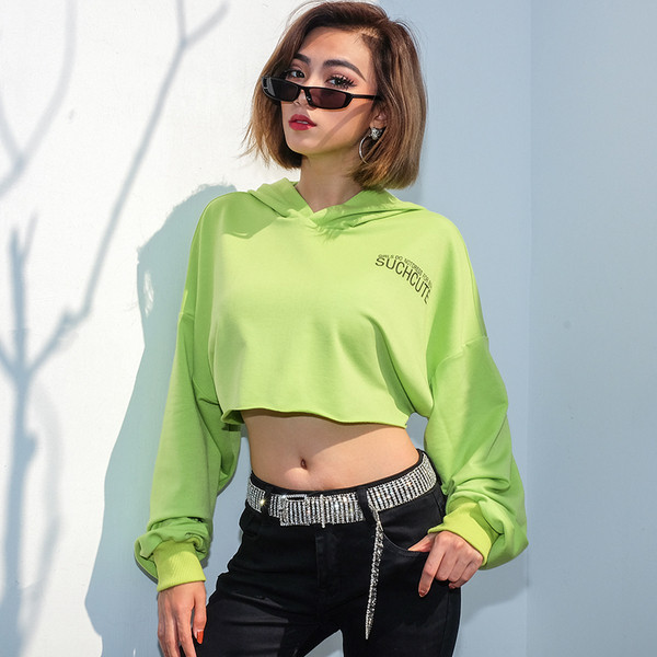 Σύντομο γυναικείο φούτερ σε πράσινο χρώμα