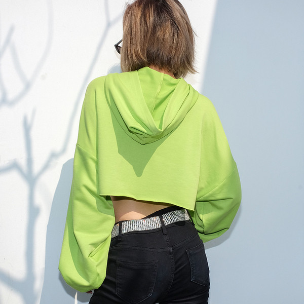 Σύντομο γυναικείο φούτερ σε πράσινο χρώμα