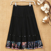 Fusta de dama moderna in negru cu element de culoare si dantela