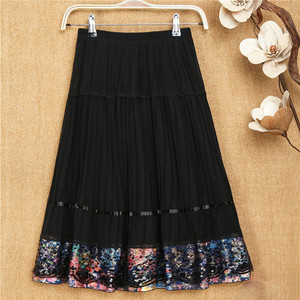 Fusta de dama moderna in negru cu element de culoare si dantela