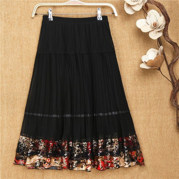 Fusta de dama moderna in negru cu element de culoare si dantela