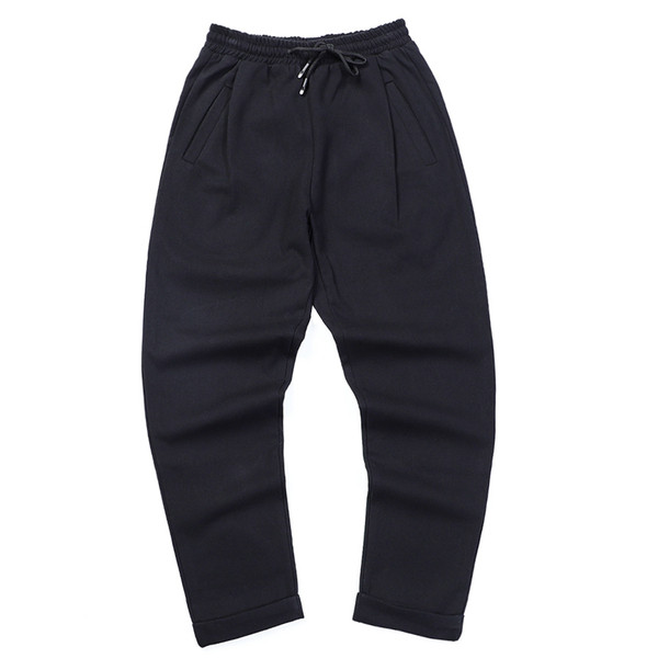 Divatos, nyakkendős férfi nadrág fekete színben