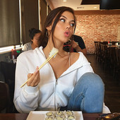 Női alkalmi pulóver rövid modell kapucnival, fehér színben