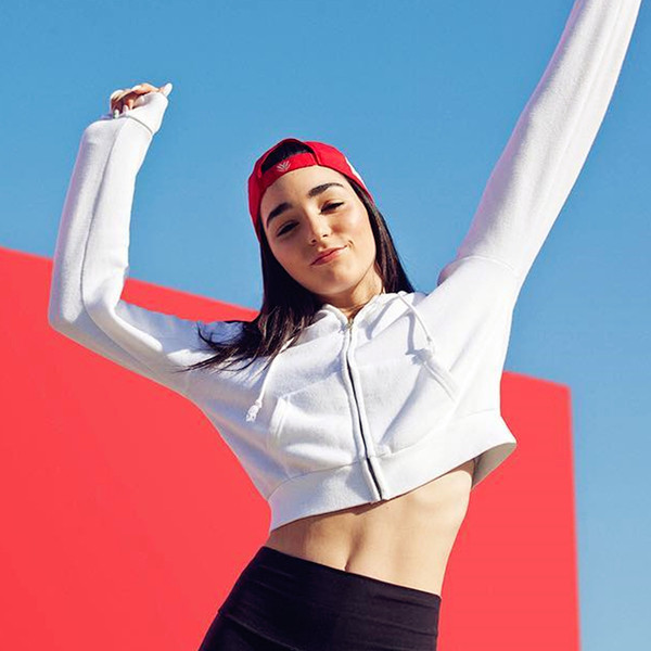 Női alkalmi pulóver rövid modell kapucnival, fehér színben