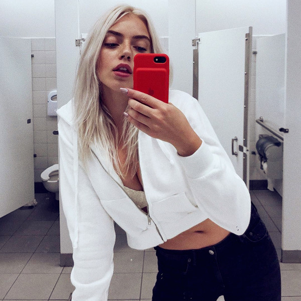 Női alkalmi pulóver rövid modell kapucnival, fehér színben