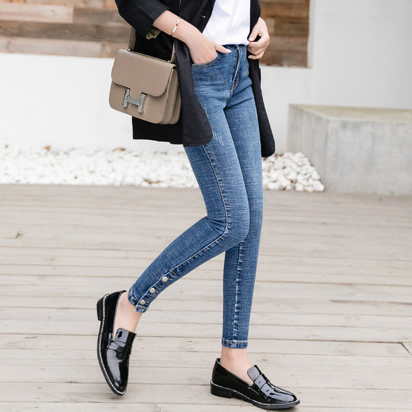 Μοντέρνα γυναικεία τζιν με ψηλή  μέση