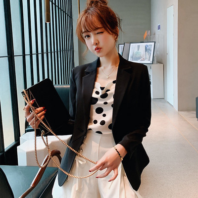 Női kabát fehér és fekete színben