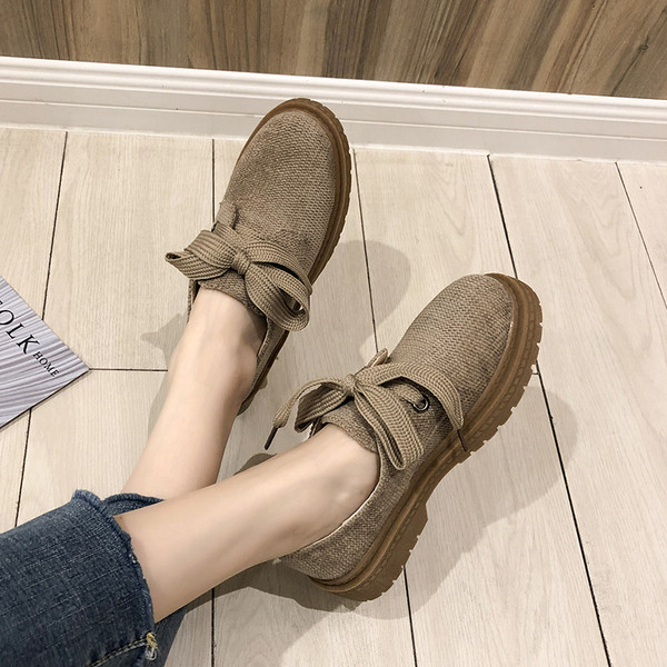 Aktuális női mokaszinok két színben