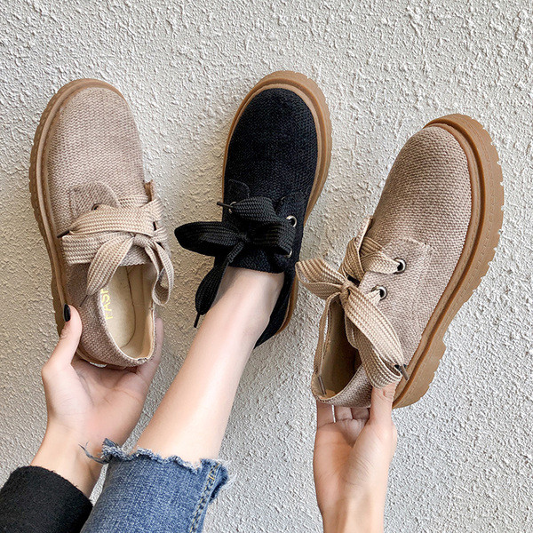 Aktuális női mokaszinok két színben