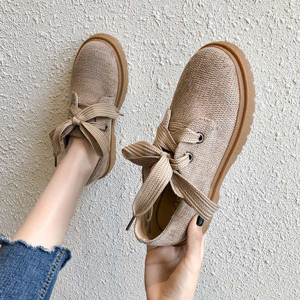 Aktuális női mokaszinok két színben