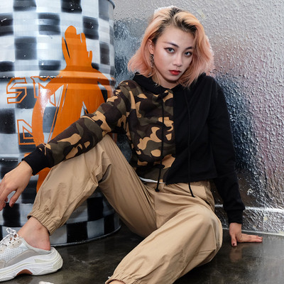 Rövid női pulóver kapucnival és terepszínű motívumokkal