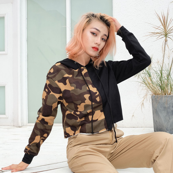 Rövid női pulóver kapucnival és terepszínű motívumokkal