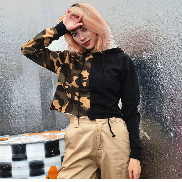 Rövid női pulóver kapucnival és terepszínű motívumokkal