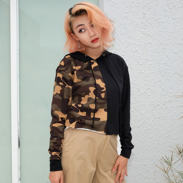 Rövid női pulóver kapucnival és terepszínű motívumokkal