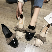 Stílusos női mokaszin szalaggal, két színben