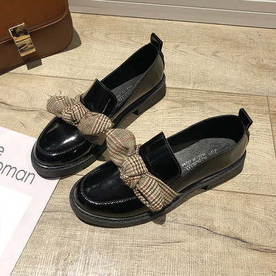 Stílusos női mokaszin szalaggal, két színben