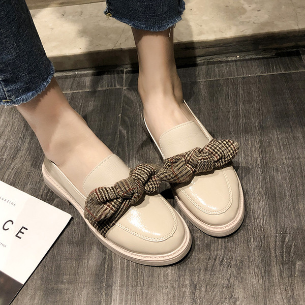 Stílusos női mokaszin szalaggal, két színben