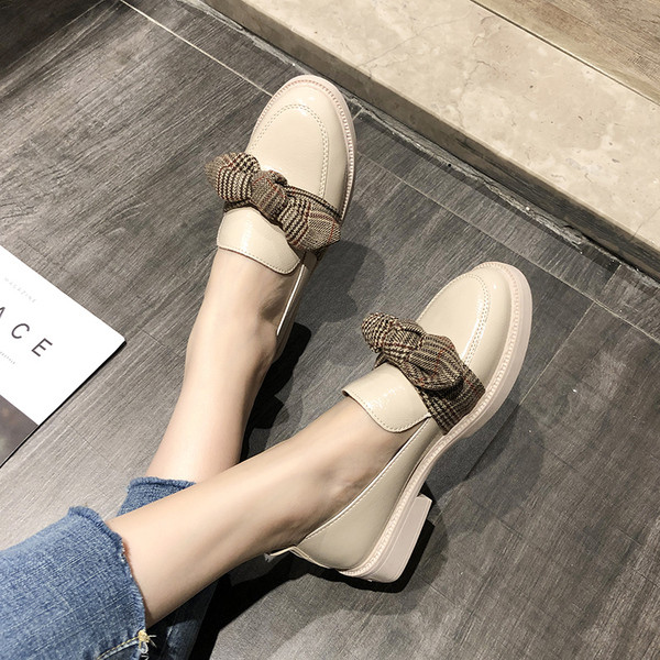 Stílusos női mokaszin szalaggal, két színben