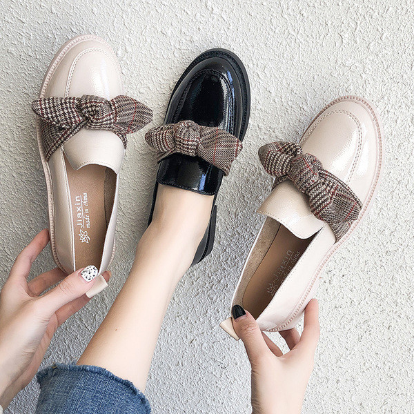 Stílusos női mokaszin szalaggal, két színben