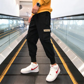 Korszerű férfi nadrág zsebekkel és emblémával két színben