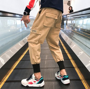 Korszerű férfi nadrág zsebekkel és emblémával két színben