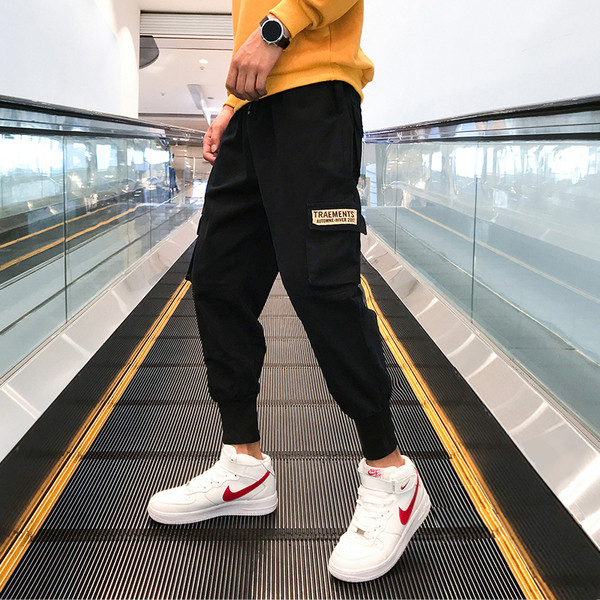 Korszerű férfi nadrág zsebekkel és emblémával két színben