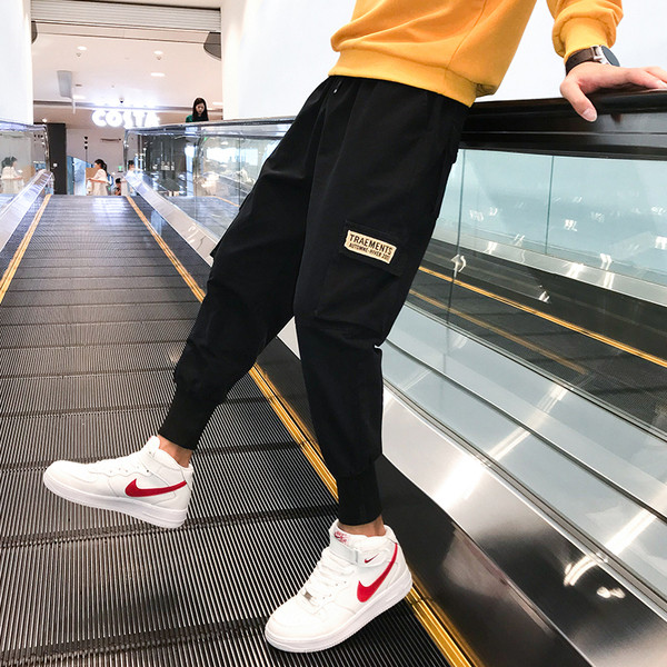 Korszerű férfi nadrág zsebekkel és emblémával két színben